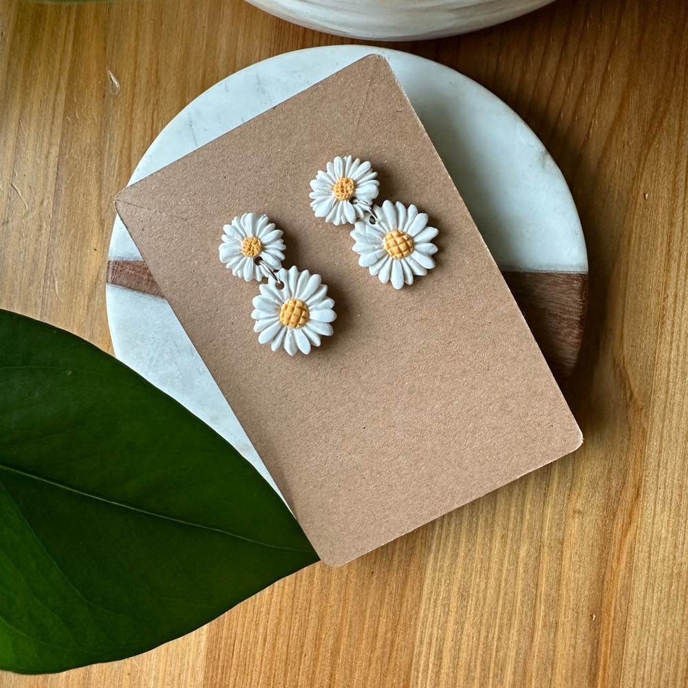 Handmade earrings daisies